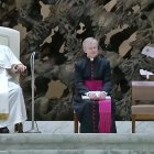 En la audiencia general del 29 de noviembre de 2023, Francisco tuvo que ceder la lectura de sus palabras, dado su estado griposo. Algo similar le ha pasado este lunes. Foto: captura Vatican Media.