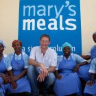 Magnus MacFarlane-Barrow, el fundador de Mary's Meals, con varias voluntarias de la organización.