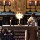 Adoración Eucarística en la parroquia de San Clemente, en Berlín, en un Holywins de 2022. Los sacerdotes vicentinos venidos de la India dirigen la comunidad. Foto: captura canal St. Clemens Berlin (Youtube).