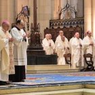 Monseñor Enrique Benavent, segundo por la izquierda en la foto, durante la misa de este martes por las víctimas de las inundaciones de Valencia. Foto: Infomadrid.