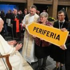Uno de los regalos que le ofrecieron los católicos luxemburgueses a Francisco fue una de las palabras clave de su pontificado. Foto: Vatican Media.