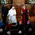 Francisco, junto al rector de la Universidad de Lovaina, Luc Sels. Foto: Vatican Media.