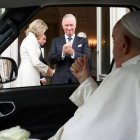 Francisco se despide de Felipe y Matilde, reyes de Bélgica, al abandonar el castillo de Laeken. Foto: Vatican Media.