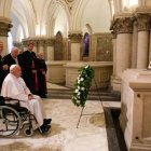 El Papa, junto a los reyes de Bélgica, reza ante la tumba del rey Balduino en la cripta real / Vatican Media