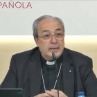 Francisco César García Magán, obispo auxiliar de Toledo y secretario general de la conferencia episcopal, durante la presentación este viernes de los resultados de la asamblea plenaria que ha tenido lugar durante toda la semana.