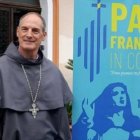 El cardenal Bustillo, natural de Pamplona, obispo de Ajaccio, presenta los logotipos del viaje papal