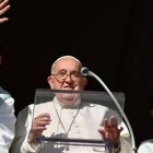 Dos jóvenes coreanos con el Papa Francisco por la entrega de la Cruz de la JMJ de Seúl