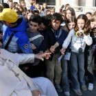 El Papa Francisco saluda unos niños en la Plaza de San Pedro en su catequesis sobre Frutos del Espíritu