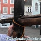 La cruz de Faversham tras haber sido incendiada