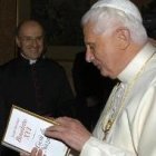 El Papa con un ejemplar de "Jesús de Nazaret"