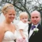 Donna, su marido y su hijo, el día de su boda