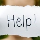 Una joven pidiendo ayuda