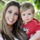 La madre con su hijo en brazos