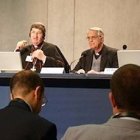 El cardenal Betori y el padre Lombardi.