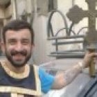 Terrorista se mofa de cruz y hábitos cristianos profanados