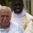 Olaverri (con bigote) con el obispo Careggio, de San Remo