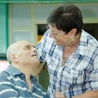 Carmen, con una persona acogida en el Hogar.