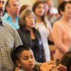 Una familia en plena eucaristía