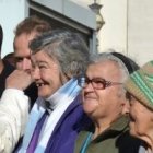 El Papa Francisco saluda a los pobres y sin techo que viven cerca del Vaticano