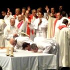 Sacerdotes cantan, alaban y besan el altar en la procesión de entrada de una misa de la Renovación Carismática