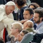 Francisco con los enfermos de la parroquia de Santa Maria Regina Pacis, en Ostia, cerca de Roma