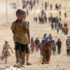 Un niño y su comunidad yazidí, huyendo de la persecución del Estado Islámico