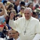 Francisco saluda a la gente cada miércoles con motivo de sus catequesis públicas