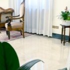 Francisco contempla las imágenes de un mexicano que le dedica una canción -escucha preguntas y expresa sus deseos para México