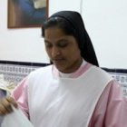 Clarisas de diferentes nacionalidades trabajando en el monasterio cordobés Santa Cruz.