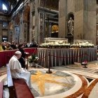 Francisco rezó unos minutos ante las reliquias de los dos santos capuchinos.