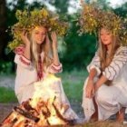 Una cosa es disfrazarse de eslavas antiguas y encender hogueras... y otra es reinventarse un religión desaparecida hace mil años