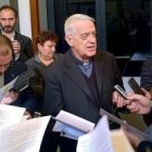 El padre Lombardi, jefe de la sala de Prensa del Vaticano, en un encuentro con periodistas