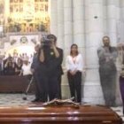 El arzobispo de Madrid, Carlos Osoro, junto al féretro de Carmen Hernández - a la derecha, de pie, Kiko Argüello y el padre Mario Pezzi