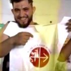 Un joven iraquí con el logo de Ayuda a la Iglesia Necesitada