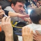 El Papa Francisco toma en brazos al niño de unos cursillistas españoles en el encuentro con esta ya veterana realidad eclesial y evangelizadora