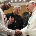 El Limonero Papal presenta al Santo Padre a un superviviente de Lampedusa