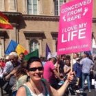 Mary Rathke en la Marcha por la Vida de Roma, con un cartel que señala que fue concebida en violación y ama vivir