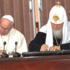 El Papa Francisco y el Patriarca Cirilo en el momento de la firma de la declaración conjunta... un momento histórico