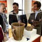 El alcalde de Boadilla del Monte, Antonio González Terol (a la derecha de la imagen), durante la inauguración de la muestra.