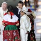 Unos niños con trajes típicos de 4 estados mexicanos recibieron a Francisco en el aeropuerto