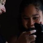 Keri Vaca enseña a una de las mamás cómo quedan sus fotos - busca mostrar la belleza de su maternidad y que crezca la autoestima de las chicas