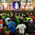 Un momento de oración en el encuentro vocacional de jóvenes del Camino en la JMJ de Río 2013