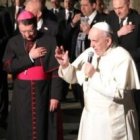 Francisco bendice a los fieles ante la Nunciatura en Ciudad de México, en su primera noche en el país