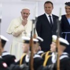 El Papa Francisco a su llegada a Cracovia con el presidente polaco Andzrej Duda y su esposa