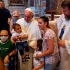 El Papa Francisco, el P. Jarek Cielecki y un grupo de niños con cáncer ante la tumba de San Juan Pablo II. La asociación pidió al Papa que lleve a la JMJ las oraciones de las familias de niños enfermos