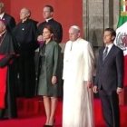 El Papa Francisco, el presidente de México y su esposa escuchan los himnos