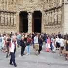 Los asistentes al funeral del sacerdote Jacques Hamel saliendo de la catedral de Notre - Dame