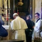 Francisco reza ante las reliquias de San Juan Pablo II en la catedral de Cracovia