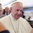 En el vuelo hacia Polonia el Papa habló de una guerra que no es de religiones y recordó al sacerdote francés degollado por miembros del Estado Islámico