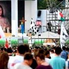 Misa inaugural de la JMJ en la explanada de Blonie, en la periferia de Cracovia - el cardenal Dziwisz oró por el sacerdote francés degollado